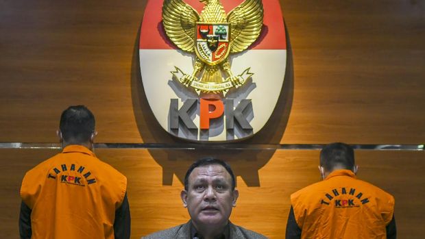 Ketua KPK Firli Bahuri (tengah) memberikan keterangan pers terkait penetapan tersangka kasus suap pengadaan bantuan sosial penanganan COVID-19 di Gedung Komisi Pemberantasan Korupsi (KPK), Jakarta, Minggu (6/12/2020). Menteri Sosial Juliari P Batubara dan Pejabat Pembuat Komitmen di Kementerian Sosial Adi Wahyono ditetapkan sebagai tersangka oleh KPK atas dugaan menerima suap terkait pengadaan bantuan sosial penanganan COVID-19 di Kementerian Sosial usai Operasi Tangkap Tangan (OTT) pejabat Kemensos. ANTARA FOTO/Galih Pradipta/aww.