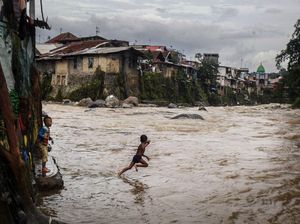 Kurang Lahan Bermain, Anak-anak Main di Aliran Deras Sungai Ciliwung