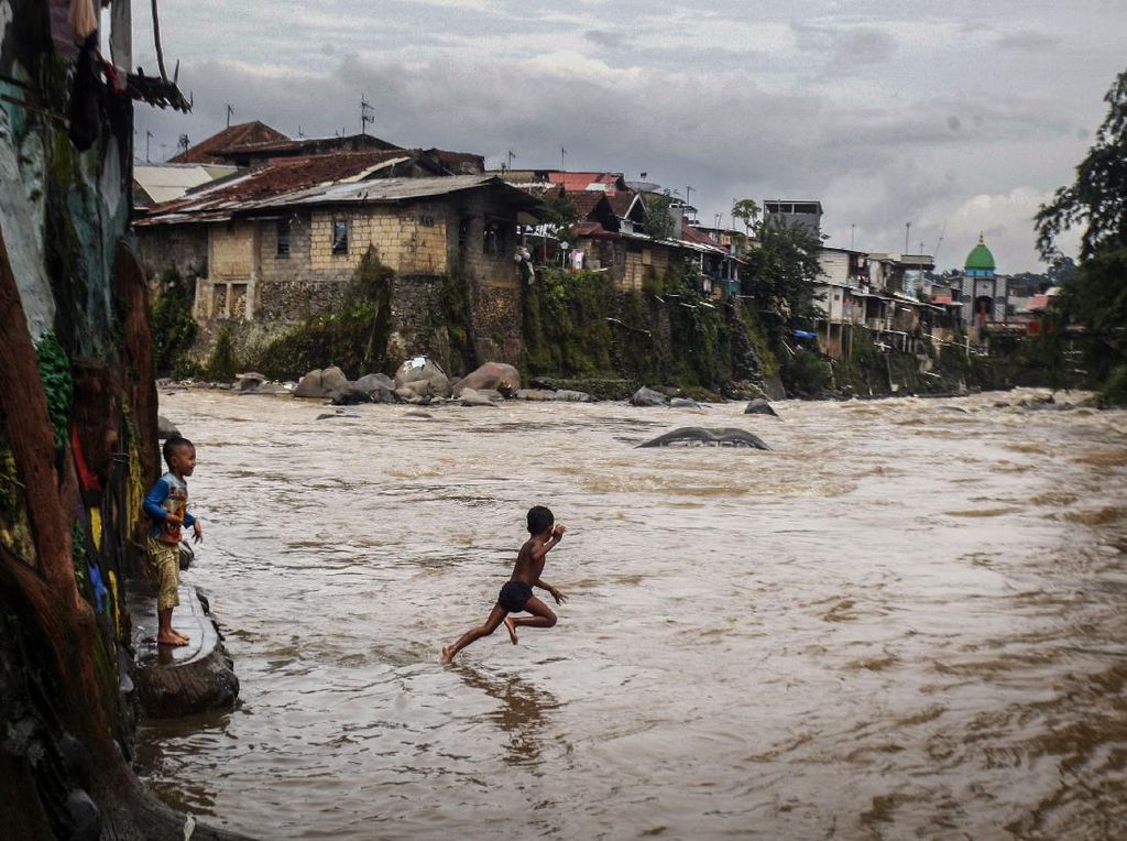 Kurang Lahan Bermain, Anak-anak Main di Aliran Deras Sungai Ciliwung Kurang Lahan Bermain, Anak-anak Main di Aliran Deras Sungai Ciliwung