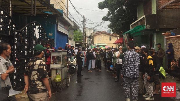 Kawasan di sekitar rumah Rizik Shihab, pimpinan Front Pembela Islam (FBI), dijaga ketat usai penembakan enam simpatisan tewas di tol Jakarta-Sigambek pagi ini.