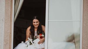 Foto: Momen Pengantin Wanita Positif Corona, Ucap Janji Nikah dari Jendela