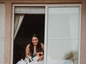 Foto: Momen Pengantin Wanita Positif Corona, Ucap Janji Nikah dari Jendela