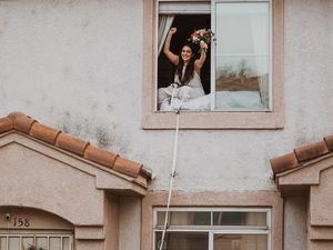 Viral Pengantin Wanita Positif Corona, Ucap Janji Pernikahan Lewat Jendela