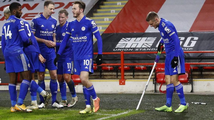Leicesters Jamie Vardy, right, celebrates with his teammates after scoring his sides second goal during the English Premier League soccer match between Sheffield United and Leicester City, at the Brammall Lane Stadium in Sheffield, England, Sunday, Dec. 6, 2020. (Jason Cairnduff, Pool via AP)