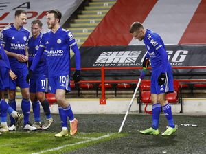 Jamie Vardy Dikartu Kuning.....Gara-gara Bikin Patah Tiang Corner Jamie Vardy Dikartu Kuning.....Gara-gara Bikin Patah Tiang Corner