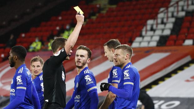 Leicester's Jamie Vardy, right, receives a yellow card by referee after celebrating with his teammates after scoring his side's second goal during the English Premier League soccer match between Sheffield United and Leicester City, at the Brammall Lane Stadium in Sheffield, England, Sunday, Dec. 6, 2020. (Jason Cairnduff, Pool via AP)