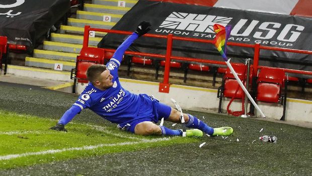 Leicester's Jamie Vardy celebrates after scoring his side's second goal during the English Premier League soccer match between Sheffield United and Leicester City, at the Brammall Lane Stadium in Sheffield, England, Sunday, Dec. 6, 2020. (Jason Cairnduff, Pool via AP)