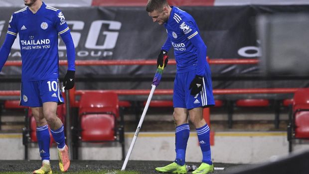 Leicester's Jamie Vardy replaces the corner flag after he smashed it kicking it when celebrating scoring his side's 2nd goal, during the English Premier League soccer match between Sheffield United and Leicester City, at the Brammall Lane Stadium in Sheffield, England, Sunday, Dec. 6, 2020. (Laurence Griffiths, Pool via AP)