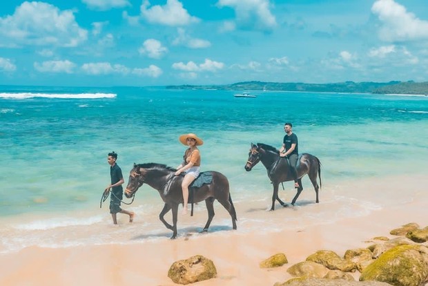 Liburan keluraga Nagita Slavina dan Raffi Ahmad di Sumba Barat