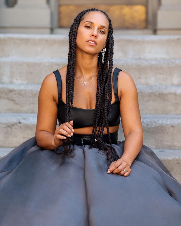 Luangkan Waktu untuk Perawatan Kulit Kepala/instagram.com/aliciakeys Ini merupakan cara yang sederhana, selalu pastikan untuk keramas secara teratur.