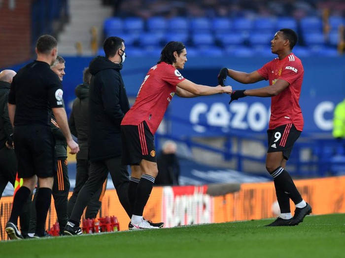 LIVERPOOL, ENGLAND - NOVEMBER 07: Edinson Cavani of Manchester United comes on for Anthony Martial of Manchester United during the Premier League match between Everton and Manchester United at Goodison Park on November 07, 2020 in Liverpool, England. Sporting stadiums around the UK remain under strict restrictions due to the Coronavirus Pandemic as Government social distancing laws prohibit fans inside venues resulting in games being played behind closed doors. (Photo by Paul Ellis - Pool/Getty Images)