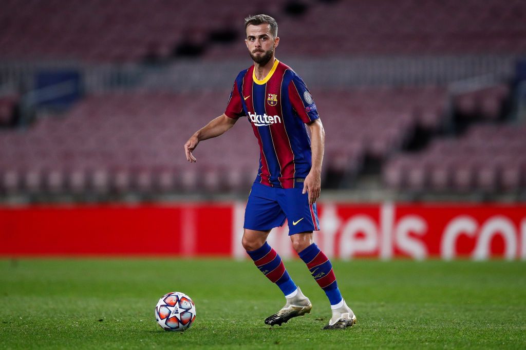 BARCELONA, SPAIN - NOVEMBER 04: Miralem Pjanic of FC Barcelona controls the ball during the UEFA Champions League Group G stage match between FC Barcelona and Dynamo Kyiv at Camp Nou on November 04, 2020 in Barcelona, Spain. (Photo by Eric Alonso/Getty Images)