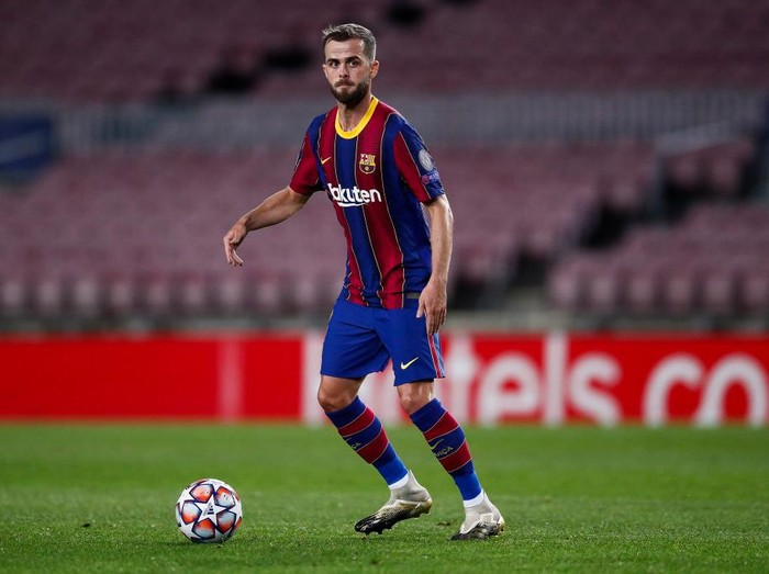 BARCELONA, SPAIN - NOVEMBER 04: Miralem Pjanic of FC Barcelona controls the ball during the UEFA Champions League Group G stage match between FC Barcelona and Dynamo Kyiv at Camp Nou on November 04, 2020 in Barcelona, Spain. (Photo by Eric Alonso/Getty Images)