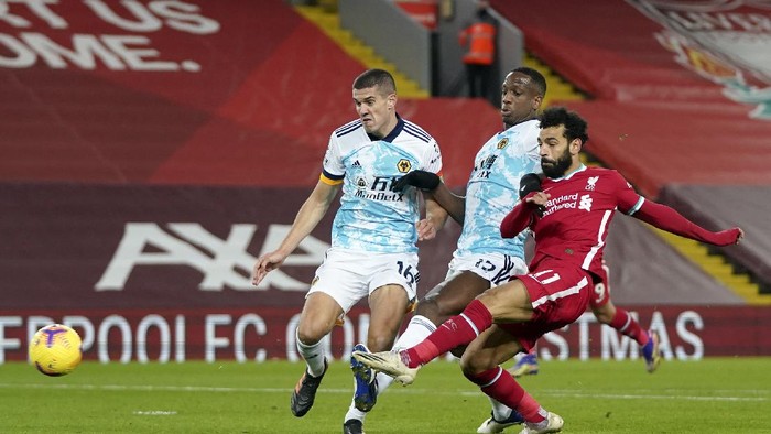 Liverpools Mohamed Salah, right, scores the opening goal during the English Premier League soccer match between Liverpool and Wolverhampton Wanderers at Anfield Stadium, Liverpool, England, Sunday, Dec. 6, 2020. (AP photo/Jon Super, Pool)