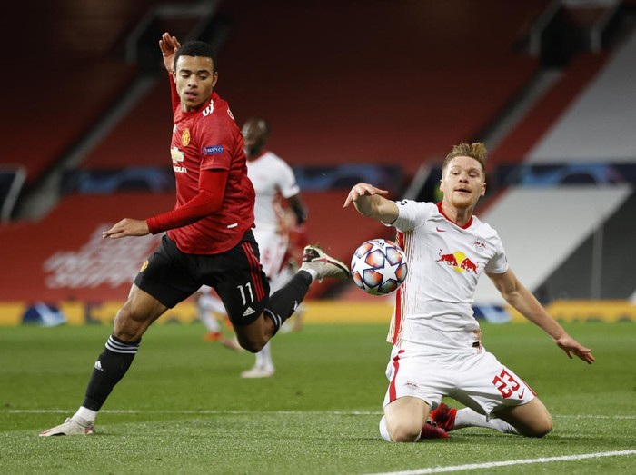MANCHESTER, ENGLAND - OCTOBER 28: Mason Greenwood of Manchester United and Marcel Halstenberg of RB Leipzig  battle for the ball  during the UEFA Champions League Group H stage match between Manchester United and RB Leipzig at Old Trafford on October 28, 2020 in Manchester, England. Sporting stadiums around the UK remain under strict restrictions due to the Coronavirus Pandemic as Government social distancing laws prohibit fans inside venues resulting in games being played behind closed doors. (Photo by Clive Brunskill/Getty Images)