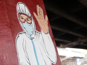 Hindari Libur Akhir Tahun di Zona Merah, Traveler Panjat Sayap Pesawat