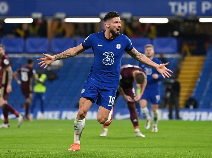 LONDON, ENGLAND - DECEMBER 05: Olivier Giroud of Chelsea celebrates after scoring their teams first goal during the Premier League match between Chelsea and Leeds United at Stamford Bridge on December 05, 2020 in London, England. A limited number of fans are welcomed back to stadiums to watch elite football across England. This was following easing of restrictions on spectators in tiers one and two areas only. (Photo by Daniel Leal-Olivas - Pool/Getty Images)