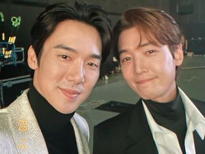 7 Potret Reuni Pemain Hospital Playlist di MAMA 2020 Jelang Season 2 7 Potret Reuni Pemain Hospital Playlist di MAMA 2020 Jelang Season 2