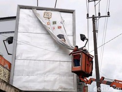 Pembersihan APK Pilkada Lamongan Belum Tuntas di Hari Tenang Kedua,