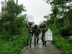 Distribusi Logistik ke 3 Dusun Ini Harus Memutar 60 Km Lewat Daerah Lain