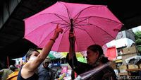 Penjualan Jas Hujan dan Payung Laris Manis