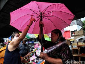 Penjualan Jas Hujan dan Payung Laris Manis