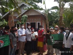 Kabareskrim Serahkan Bantuan untuk Korban Banjir di Tapan Pesisir Selatan