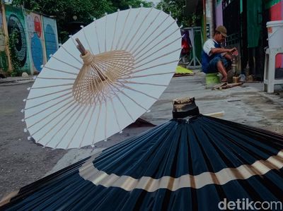 Perajin Payung Pemakaman Gigit Jari Gegara Pandemi
