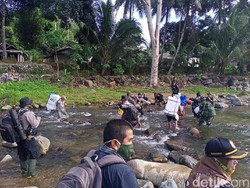 2 Hari Jalan Kaki, Begini Beratnya Medan Antar Logistik Pilkada di Kalsel