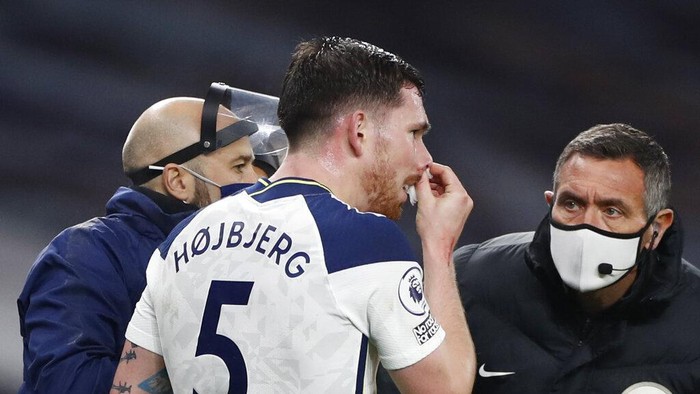 Pierre-Emile Hojbjerg Tottenhams Pierre-Emile Hojbjerg goes off the pitch with a bleeding nose during the English Premier League soccer match between Tottenham Hotspur and Arsenal at Tottenham Hotspur Stadium in London, England, Sunday, Dec. 6, 2020. (Paul Childs/Pool via AP)