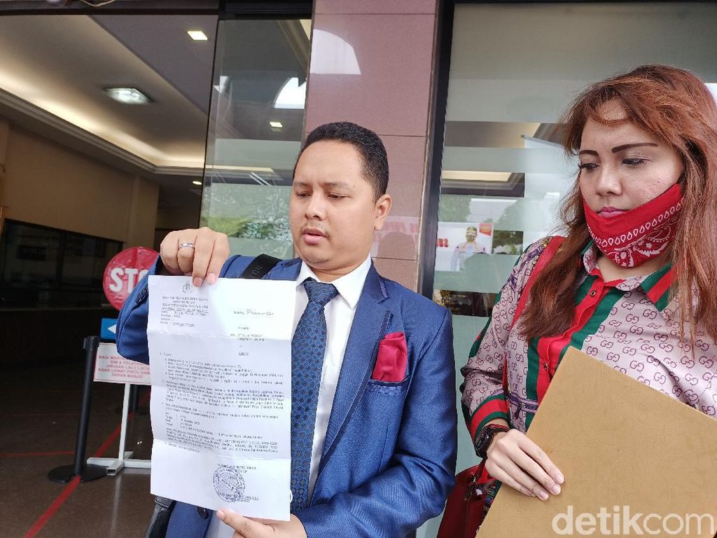 Beri Keterangan, Pelapor Video Syur Mirip Jedar-Anya Datangi Polres Jaksel Beri Keterangan, Pelapor Video Syur Mirip Jedar-Anya Datangi Polres Jaksel