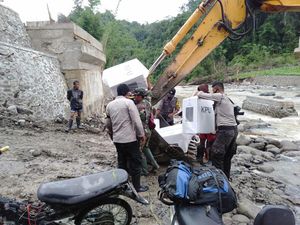 Anggota Polres Sumbawa Sampai Naik Eskavator Antar Logistik Pilkada