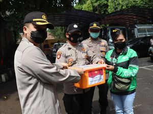 10 Ton Beras Dibagikan Polisi untuk Warga Terdampak COVID-19 di Gresik
