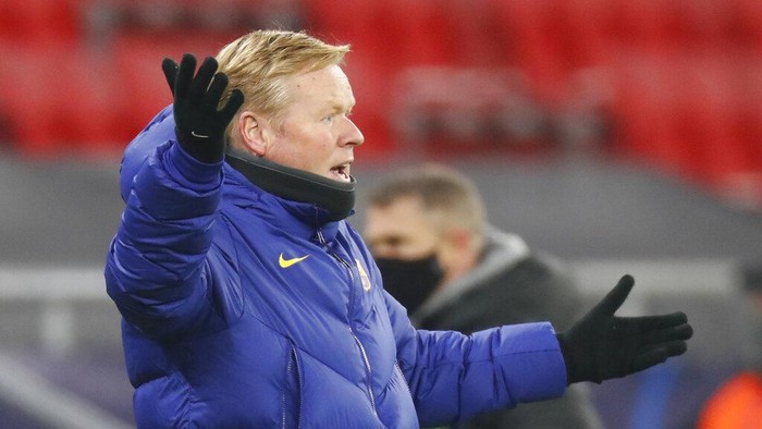 Barcelonas head coach Ronald Koeman reacts during the Champions League group G soccer match between Ferencvaros and Barcelona at the Ferenc Puskas stadium in Budapest, Hungary, Wednesday, Dec. 2, 2020. (AP Photo/Laszlo Balogh)