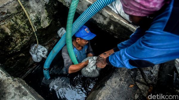 Selokan di Kawasan Gambir Dikuras Guna Antisipasi Genangan