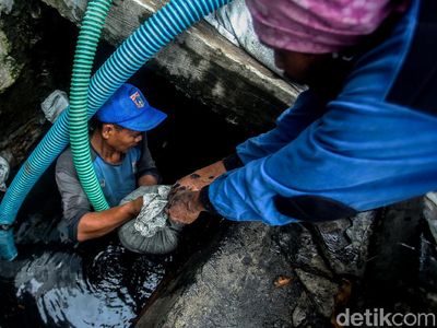 Selokan di Kawasan Gambir Dikuras Guna Antisipasi Genangan