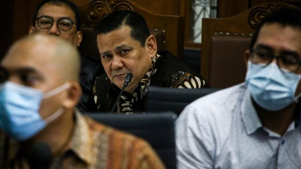 The defendant in the alleged bribery case for the removal of the red notice Djoko Tjandra, Inspector General of Police Napoleon Bonaparte (right) was subjected to a new trial at the Corruption Court, Jakarta, on Monday (7/12/2020) .  The trial of the former head of the International Relations Division of the National Police was scheduled to question witnesses.  BETWEEN PHOTOS / Rivan Awal Lingga / rwa.