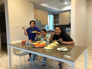 Sinyorita Positif Covid-19, Lihat Momen Kulinernya Bareng Keluarga Sinyorita Positif Covid-19, Lihat Momen Kulinernya Bareng Keluarga