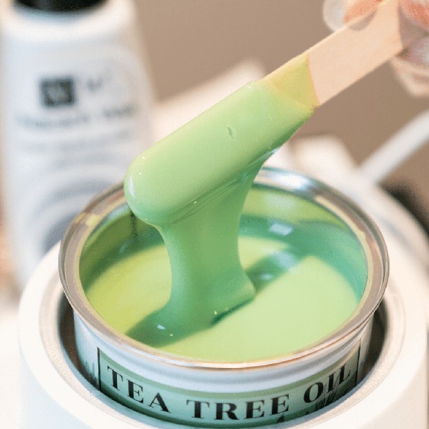 Soft Wax/nacach.com Lilin hangat yang lembut berbahan dasar krim atau resin dan digunakan untuk strip waxing. Ini dengan lembut dihangatkan dan dioleskan pada lapisan tipis di atas kulit.