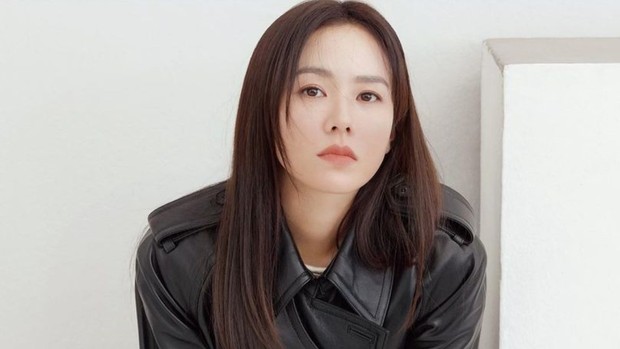 salah satu rahasia cantik Son Ye Jin yaitu pakai face mask setiap hari