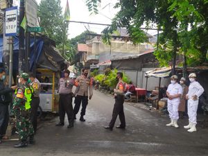 Jelang Pemeriksaan Habib Rizieq, Polisi Berjaga di Jalan Petamburan
