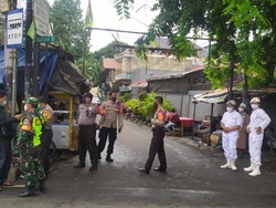 Jelang Pemeriksaan Habib Rizieq, Polisi Berjaga di Jalan Petamburan