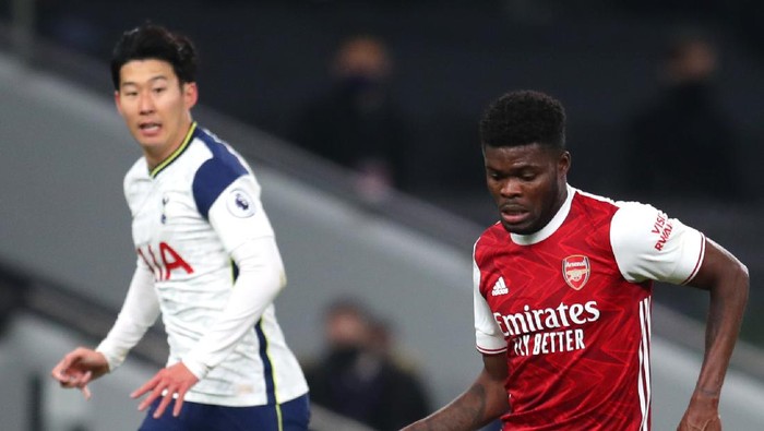 LONDON, ENGLAND - DECEMBER 06: Thomas Partey of Arsenal in action during the Premier League match between Tottenham Hotspur and Arsenal at Tottenham Hotspur Stadium on December 06, 2020 in London, England. A limited number of fans (2000) are welcomed back to stadiums to watch elite football across England. This was following easing of restrictions on spectators in tiers one and two areas only. (Photo by Catherine Ivill/Getty Images)