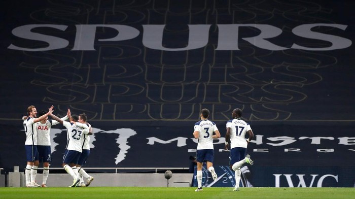 LONDON, ENGLAND - DECEMBER 06: Harry Kane of Tottenham Hotspur celebrates with team mates after scoring their sides second goal during the Premier League match between Tottenham Hotspur and Arsenal at Tottenham Hotspur Stadium on December 06, 2020 in London, England. A limited number of fans (2000) are welcomed back to stadiums to watch elite football across England. This was following easing of restrictions on spectators in tiers one and two areas only. (Photo by Paul Childs - Pool/Getty Images)