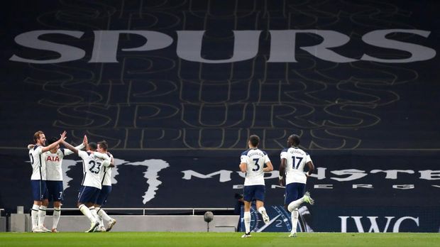 LONDON, ENGLAND - DECEMBER 06: Harry Kane of Tottenham Hotspur celebrates with team mates after scoring their sides second goal during the Premier League match between Tottenham Hotspur and Arsenal at Tottenham Hotspur Stadium on December 06, 2020 in London, England. A limited number of fans (2000) are welcomed back to stadiums to watch elite football across England. This was following easing of restrictions on spectators in tiers one and two areas only. (Photo by Paul Childs - Pool/Getty Images)