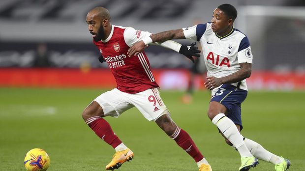 Arsenal's Alexandre Lacazette, left, and Tottenham's Steven Bergwijn vie for the ball during the English Premier League soccer match between Tottenham Hotspur and Arsenal at Tottenham Hotspur Stadium in London, England, Sunday, Dec. 6, 2020. (Catherine Ivill/Pool via AP)