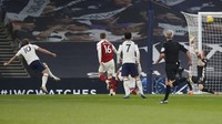 Tottenham menambah gol di masa injury time babak pertama. Giovani Lo Celso melancarkan serangan balik, kemudian mengumpan bola kepada Son, yang lalu memberikannya kepada Kane di kotak penalti. Dengan satu tembakan keras, ia sukses membobol gawang Arsenal. Paul Childs/Pool via AP.