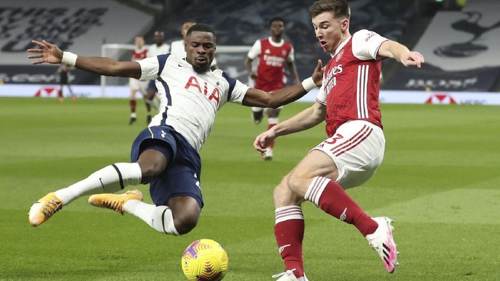 Tottenham Hotspur berhasil mengalahkan Arsenal di derby London utara. Hasil ini mengantarkan Tottenham ke puncak klasemen sementara dengan 24 poin.