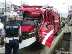 Hindari Pemotor, Iring-iringan Truk Damkar Bandung Barat Tabrakan
