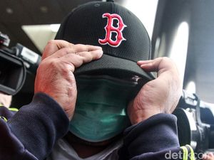 Usai Diperiksa, Saksi Kasus Ekspor Benur Tutupi Wajah